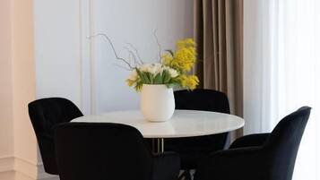 Leilighet – deluxe, 2 soverom, byutsikt | Spiseområde