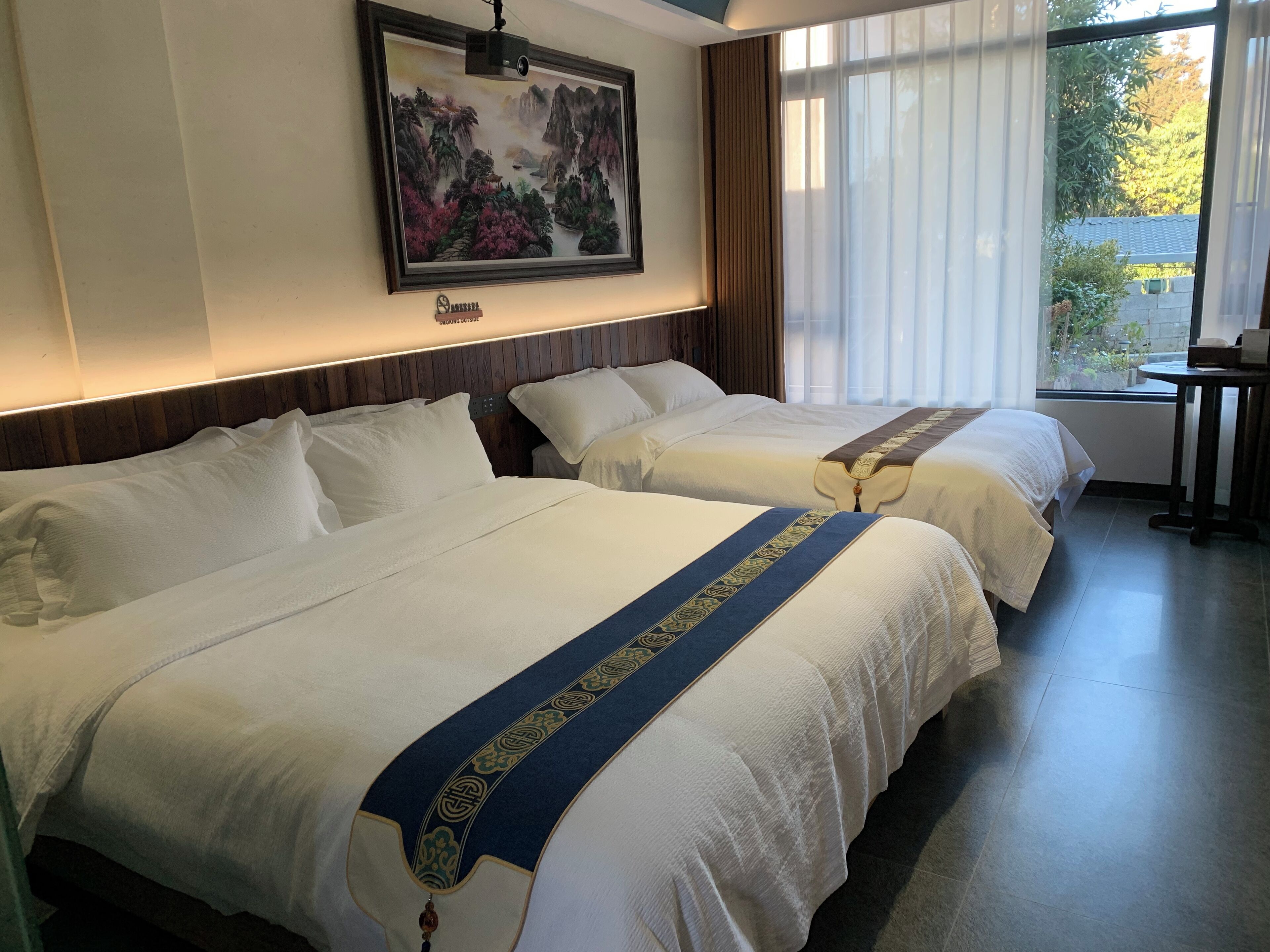 Habitación superior con 2 camas individuales, vista a la colina