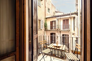 Interior - Grand Roman Apartment Beside the PANTHEON (Roma)