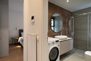 Een douche, een haardroger, handdoeken, zeep