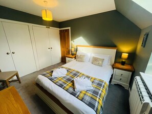 2 bedrooms, iron/ironing board, travel cot, WiFi - Gorrie`s Lair by Spean Bridge (Spean Bridge)