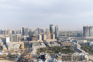 Eine Stadtansicht mit Wolkenkratzern, Baustellen und einer Mischung aus Wohn- und Geschäftsgebäuden.
