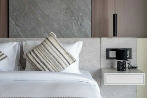 2 bedrooms, iron/ironing board, WiFi, bed sheets - Stylish 2BR w Study and City Views (Dubai Marina)