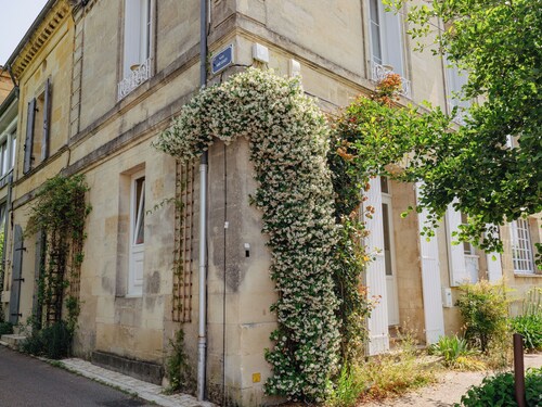 Charming house on the banks of the Garonne 20 minutes from Bordeaux