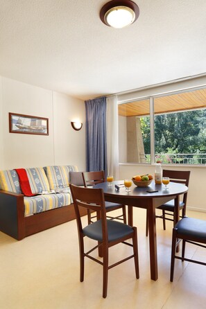 Dining - Terrasse ! Studio Abordable, Navettes Gratuites (VALLON-PONT-D’ARC)