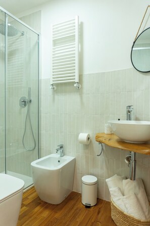 Shower, hair dryer, bidet, towels - Domus in Trastevere - 2 bedrooms 2 bathrooms (Roma)