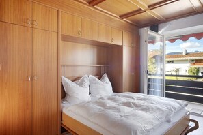1 bedroom, bed sheets