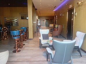 Bar (trong khuôn viên)