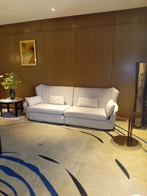 Suíte superior, vista para a cidade | Parte interna