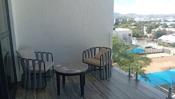 Suíte superior, vista para a cidade | Terraço/pátio