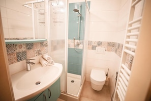 Douche, sèche-cheveux, serviettes fournies