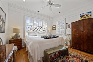 1 bedroom, desk, iron/ironing board, WiFi - Beautique Cottage — Romantic, Renovated Condo in Historic Beaufort (Beaufort)
