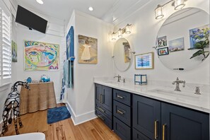 Interior - Beautique Cottage — Romantic, Renovated Condo in Historic Beaufort (Beaufort)