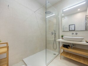 Shower, hair dryer, towels - Pura Vida Flat - Spacious 2BR • Big Terrace • Walk to Marina, Beach & Town (Lagos)