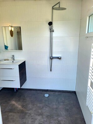 Shower, hair dryer - Holiday Home 'Maison De Plage La Payade' with Private Terrace, Private Garden and Wi-Fi (Pirou)