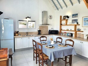 Fridge, microwave, oven, stovetop - Holiday Home 'Maison De Plage La Payade' with Private Terrace, Private Garden and Wi-Fi (Pirou)