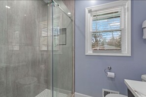 Shower, towels, toilet paper - Luxury 3 Bedroom House Located in Atlanta, Ga (Atlanta)