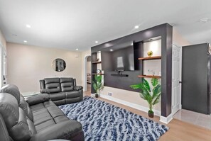 Smart TV - Luxury 3 Bedroom House Located in Atlanta, Ga (Atlanta)