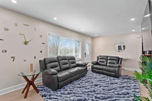 Smart TV - Luxury 3 Bedroom House Located in Atlanta, Ga (Atlanta)