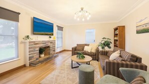 Living area - Jack & Bias Cottage - Central location (Warrnambool)
