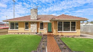 Exterior detail - Jack & Bias Cottage - Central location (Warrnambool)