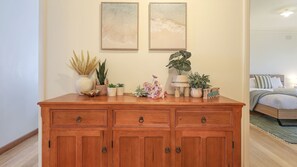 3 slaapkamers, een strijkplank/strijkijzer, gratis wifi, beddengoed