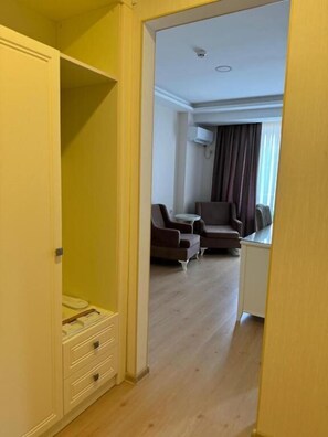 Suite junior, balcón, vistas a la ciudad | Interior