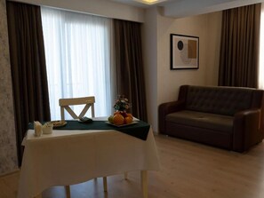 Deluxe Double Room, Balcony, City View | Dining - Nafta Sanatorium (Naftalan)