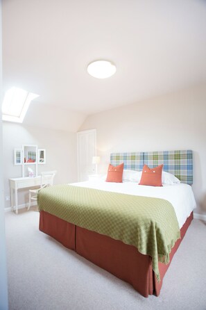 A bedroom with a bed, a desk, and a window. - Holstein Cottage - The Dairy at Daviot (Daviot)