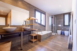 A modern bathroom with a large sink, a bathtub, and a glass shower enclosure. - Apartment Gran Terraza Exclusive Costa Dorada (Bonmont Terres Noves)