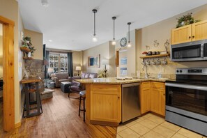 Fridge, microwave, oven, stovetop - Unforgettable Mountain Getaway in River Run Village (Keystone)