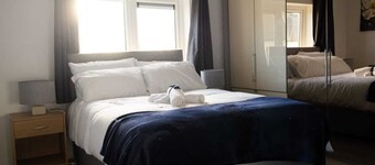 3 Bedrooms House, sleeps 7 with 3 double beds and one single bed. Free parking