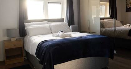 3 Bedrooms House, sleeps 7 with 3 double beds and one single bed. Free parking