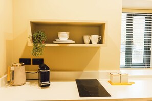 Private kitchen - Westport Studio Murphy Bed + Kitchenette Walk to Town (Westport)