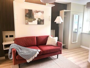 Living area - Westport Studio Murphy Bed + Kitchenette Walk to Town (Westport)