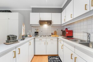 Fridge, microwave, oven, stovetop - 1 bedroom accommodation in Raversijde (Raversijde)