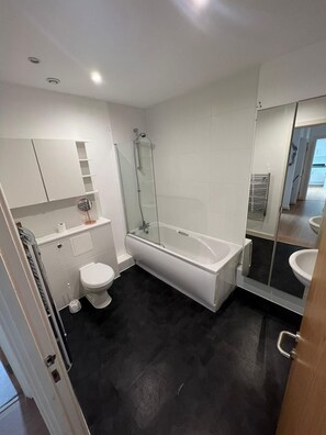 Towels, soap, toilet paper - Lovely Modern 2 Bed Apartment (Bedford)