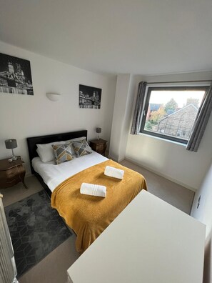 2 bedrooms, iron/ironing board, free WiFi, bed sheets - Lovely Modern 2 Bed Apartment (Bedford)