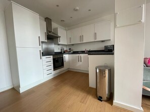 Fridge, microwave, oven, stovetop - Lovely Modern 2 Bed Apartment (Bedford)
