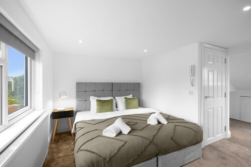 Stylish 4 Bedroom, 2.5-Bath Home in Borehamwood