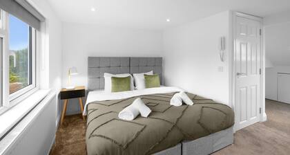 Stylish 4 Bedroom, 2.5-Bath Home in Borehamwood