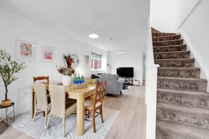 Living area - Stylish 4 Bedroom, 2.5-Bath Home in Borehamwood (Borehamwood)