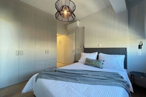 Een strijkplank/strijkijzer, wifi, beddengoed