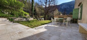 Outdoor dining - In a quiet, green setting, pretty Provencal country house (Annot)