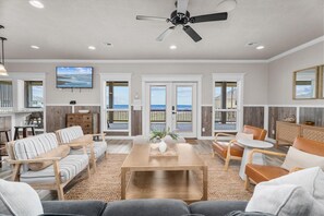 Smart TV, books - Beachfront | 6BR | Sleeps 33 | Hot Tub | Pickleball (Crystal Beach)