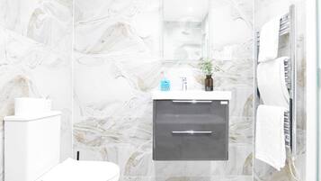 Superior Apartment | Bathroom