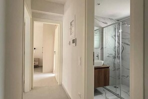 Shower, hair dryer, towels, soap - Athenean Gem Near Athens Metro Mall-A1 (Ilioupoli)
