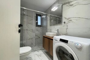 Shower, hair dryer, towels, soap - Athenean Gem Near Athens Metro Mall-A2 (Ilioupoli)