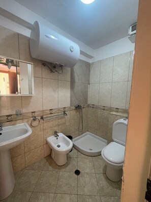 Bathroom - Cozy 1-bedroom apartment in marvelous Durrës with AC and gym access (Durrës)