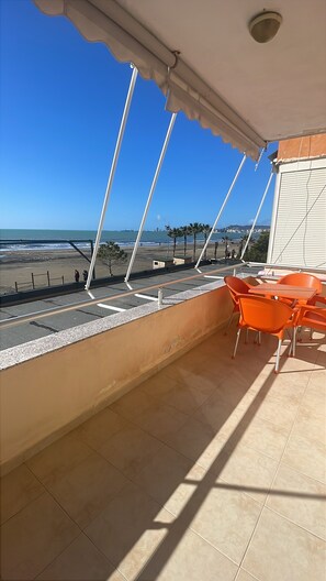 Outdoor dining - Cozy 1-bedroom apartment in marvelous Durrës with AC and gym access (Durrës)